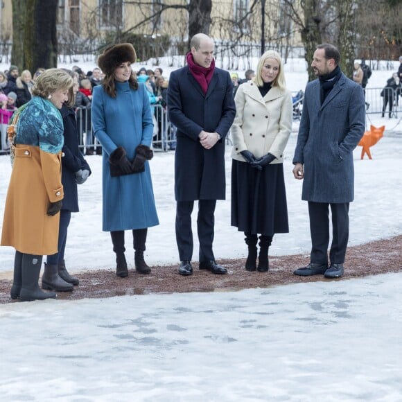 La duchesse Catherine de Cambridge, enceinte et couverte d'un manteau Catherine Walker, et le prince William ont visité le 1er février 2018 le parc de sculptures Princesse Ingrid Alexandra dans les jardins du palais royal, en compagnie de la reine Sonja de Norvège, du prince héritier Haakon, de la princesse Mette-Marit et de leur fille la princesse Ingrid Alexandra, dans le cadre de leur visite officielle en Scandinavie.