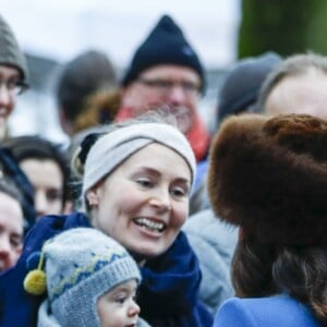 La duchesse Catherine de Cambridge, enceinte et couverte d'un manteau Catherine Walker, et le prince William ont visité le 1er février 2018 le parc de sculptures Princesse Ingrid Alexandra dans les jardins du palais royal, en compagnie de la reine Sonja de Norvège, du prince héritier Haakon, de la princesse Mette-Marit et de leur fille la princesse Ingrid Alexandra, dans le cadre de leur visite officielle en Scandinavie.