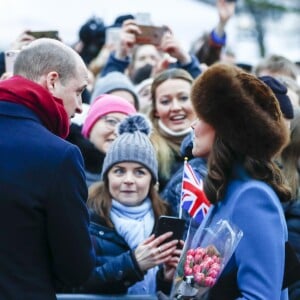 La duchesse Catherine de Cambridge, enceinte et couverte d'un manteau Catherine Walker, et le prince William ont visité le 1er février 2018 le parc de sculptures Princesse Ingrid Alexandra dans les jardins du palais royal, en compagnie de la reine Sonja de Norvège, du prince héritier Haakon, de la princesse Mette-Marit et de leur fille la princesse Ingrid Alexandra, dans le cadre de leur visite officielle en Scandinavie.