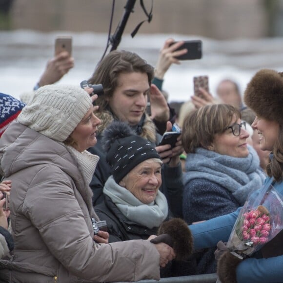 La duchesse Catherine de Cambridge, enceinte et couverte d'un manteau Catherine Walker, et le prince William ont visité le 1er février 2018 le parc de sculptures Princesse Ingrid Alexandra dans les jardins du palais royal, en compagnie de la reine Sonja de Norvège, du prince héritier Haakon, de la princesse Mette-Marit et de leur fille la princesse Ingrid Alexandra, dans le cadre de leur visite officielle en Scandinavie.