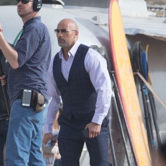 Dwayne Johnson et Russell Brand sur le tournage de la série "Ballers" sur une plage de Malibu, Californie, etats-Unis, le 16 janvier 2018.