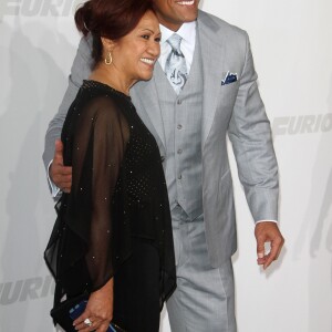 Dwayne Johnson et sa mère Ata - Avant-première du film "Fast and Furious 7" à Hollywood, le 1er avril 2015.