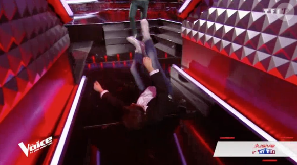 Un candidat déjanté chute lourdement dans "The Voice 7" sur TF1. Le 3 février 2018.
