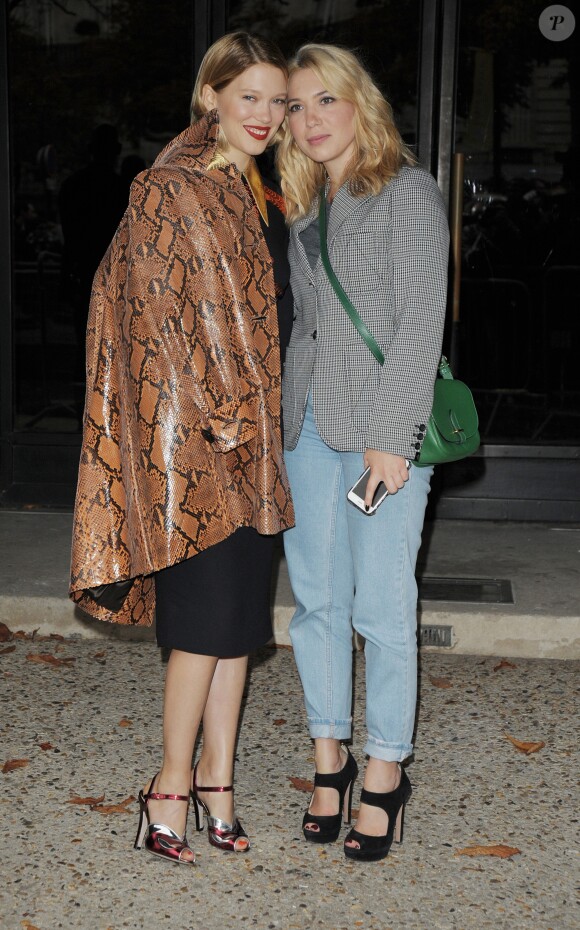 Lea Seydoux et sa soeur Camille à la sortie du défilé Miu Miu pendant la fashion week de Paris le 7 octobre 2015.
