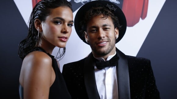 Neymar : Son anniversaire de folie à Paris avec sa belle Bruna et... Éric Judor