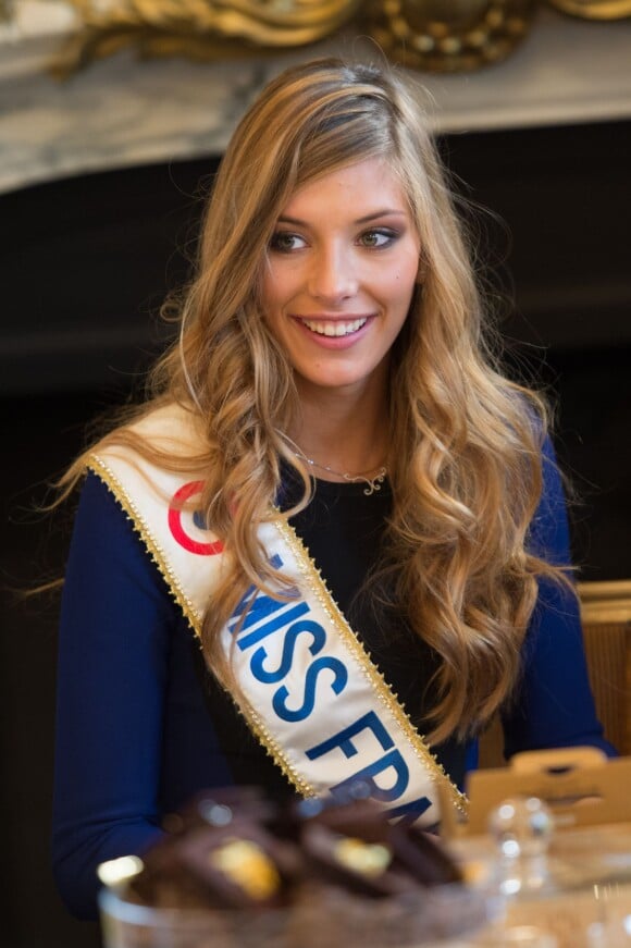 Camille Cerf (Miss France 2015) - Anniversaire surprise (20 ans) de Miss France 2015, Camille Cerf et de sa soeur jumelle Mathilde au Shangri-La Hotel Paris. Le 9 Décembre 2014.