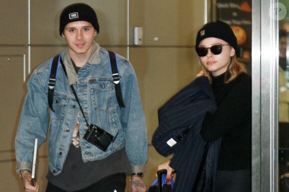 Exclusif - Chloë Grace Moretz et son compagnon Brooklyn Beckham arrivent à l'aéroport de JFK à New York, le 27 novembre 2017