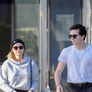 Brooklyn Beckham, les cheveux teint en noir, est allé faire du shopping chez XIV Karats avec sa compagne Chloë Grace Moretz à Beverly Hills, le 26 novembre 2017