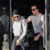 Brooklyn Beckham, les cheveux teint en noir, est allé faire du shopping chez XIV Karats avec sa compagne Chloë Grace Moretz à Beverly Hills, le 26 novembre 2017