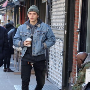 Brooklyn Beckham se balade avec sa petite amie Chloe Grace Moretz dans les rues de New York. Chloe fait du vélo. Le 11 novembre 2017 © CPA/Bestimage 11/11/2017 - New York City