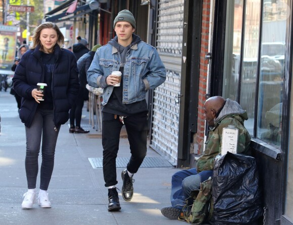 Brooklyn Beckham se balade avec sa petite amie Chloe Grace Moretz dans les rues de New York. Chloe fait du vélo. Le 11 novembre 2017 © CPA/Bestimage 11/11/2017 - New York City