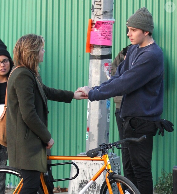 Chloe Grace Moretz reçoit la visite de son petit ami Brooklyn Beckham sur le tournage du film 'The Widow' à New York. Les amoureux se tiennent la main, discutent et s'embrassent pendant que Chloe fait une pause, le 12 novembre 2017.
