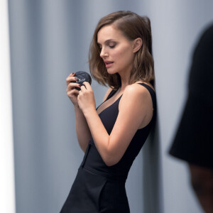 Natalie Portman en séance photo et tournage pour la campagne du fond de teint "Diorskin Forever Undercover" de Dior. Février 2018.