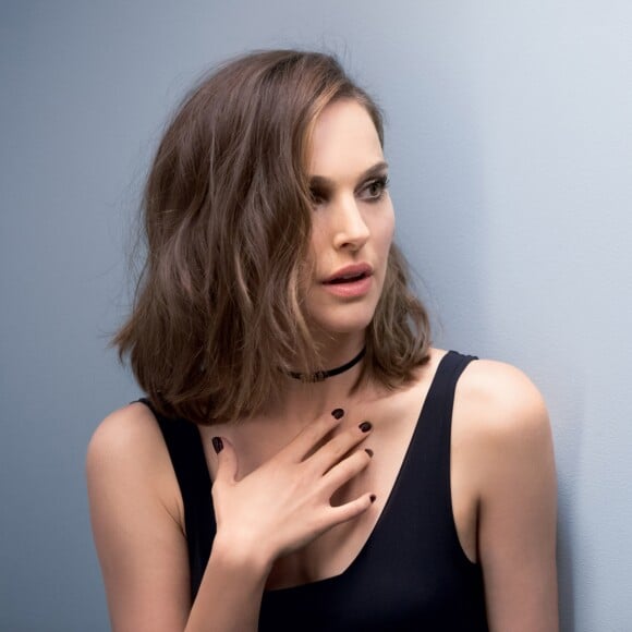 Natalie Portman en séance photo et tournage pour la campagne du fond de teint "Diorskin Forever Undercover" de Dior. Février 2018.