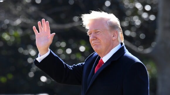 Donald Trump monte à bord de l'avion présidentiel. Février 2018.