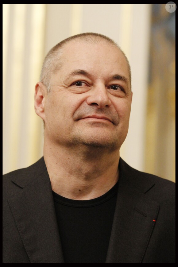 Jean-Pierre Jeunet, décoré des insignes de Chavalier des Arts et des Lettres, à Paris, en février 2012.