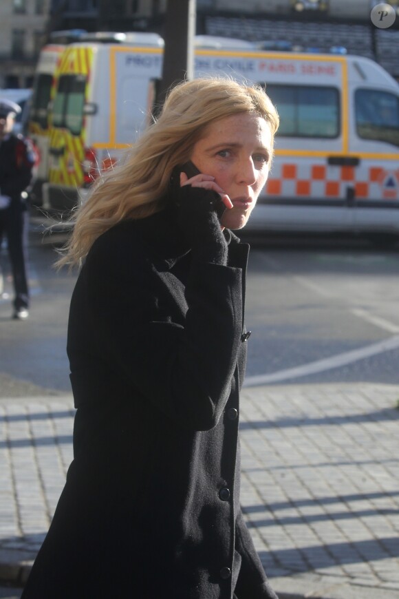 Sandrine Kiberlain - Arrivées des personnalités en l'église de La Madeleine pour les obsèques de Johnny Hallyday à Paris. Le 9 décembre 2017  Arrival of the funeral convoy of the remains of the singer Johnny Hallyday and personalities on the place of La Madeleine in Paris. On december 9th 201709/12/2017 - 