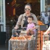 Chrissy Teigen, enceinte est allée faire des courses chez Bristol Farms avec sa fille Luna (assise dans le caddie) à Beverly Hills, le 6 février 2018.