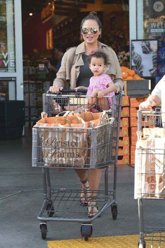 Chrissy Teigen, enceinte est allée faire des courses chez Bristol Farms avec sa fille Luna (assise dans le caddie) à Beverly Hills, le 6 février 2018.