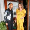 Chrissy Teigen enceinte et son mari John Legend sont allés diner en amoureux au restaurant Madeo à West Hollywood, le 1er février 2018.