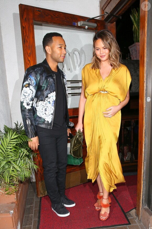 Chrissy Teigen enceinte et son mari John Legend sont allés diner en amoureux au restaurant Madeo à West Hollywood, le 1er février 2018.