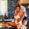Chrissy Teigen, enceinte et son mari John Legend. Décembre 2017.