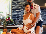 Chrissy Teigen enceinte : Sexy pour cuisiner, elle dévoile son ventre rond
