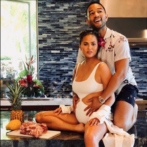 Chrissy Teigen, enceinte et son mari John Legend. Décembre 2017.