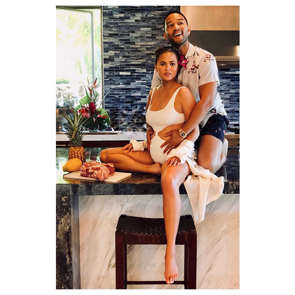 Chrissy Teigen, enceinte et son mari John Legend. Décembre 2017.