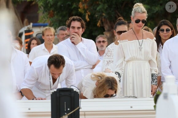 Laeticia Hallyday, David Hallyday, Laura Smet et Sebastien Farran lors des obsèques de Johnny Hallyday au cimetière de Lorient à Saint-Barthélemy, le 11 décembre 2017.