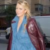 Blake Lively porte un manteau en daim bleu et des bottes fleuries à la sortie d'un immeuble à New York, le 16 octobre 2017