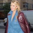 Blake Lively porte un manteau en daim bleu et des bottes fleuries à la sortie d'un immeuble à New York, le 16 octobre 2017