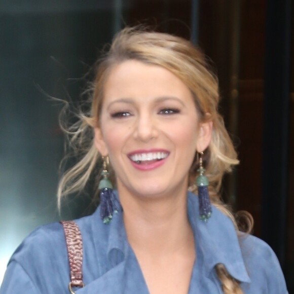 Blake Lively porte un manteau en daim bleu et des bottes fleuries à la sortie d'un immeuble à New York, le 16 octobre 2017