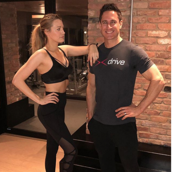 Blake Lively affiche ses 27 kilos perdus avec son coach sportif.