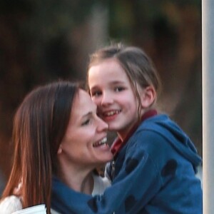 Jennifer Garner réconforte sa fille Seraphina à la sortie d'un rendez-vous chez le médecin à Brentwood, le 13 février 2018
