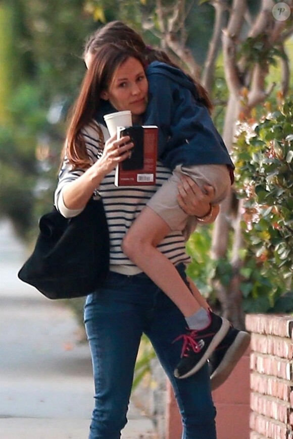 Jennifer Garner réconforte sa fille Seraphina à la sortie d'un rendez-vous chez le médecin à Brentwood, le 13 février 2018