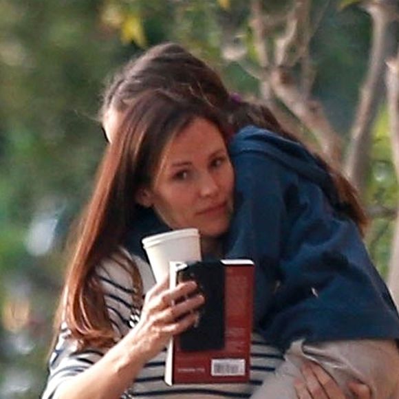 Jennifer Garner réconforte sa fille Seraphina à la sortie d'un rendez-vous chez le médecin à Brentwood, le 13 février 2018