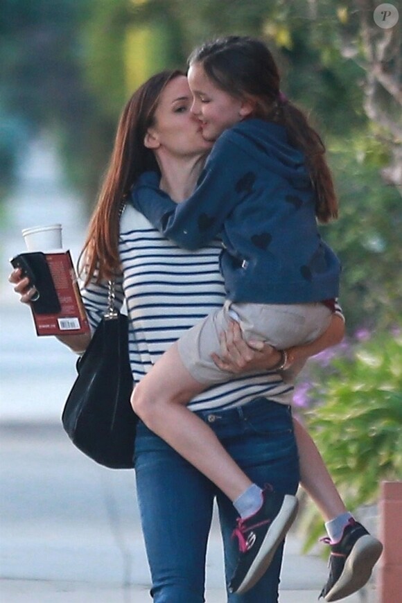 Jennifer Garner réconforte sa fille Seraphina à la sortie d'un rendez-vous chez le médecin à Brentwood, le 13 février 2018