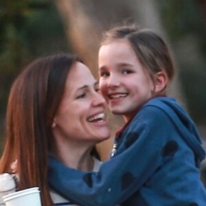 Jennifer Garner réconforte sa fille Seraphina à la sortie d'un rendez-vous chez le médecin à Brentwood, le 13 février 2018