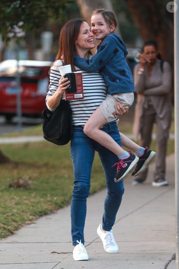 Jennifer Garner réconforte sa fille Seraphina à la sortie d'un rendez-vous chez le médecin à Brentwood, le 13 février 2018