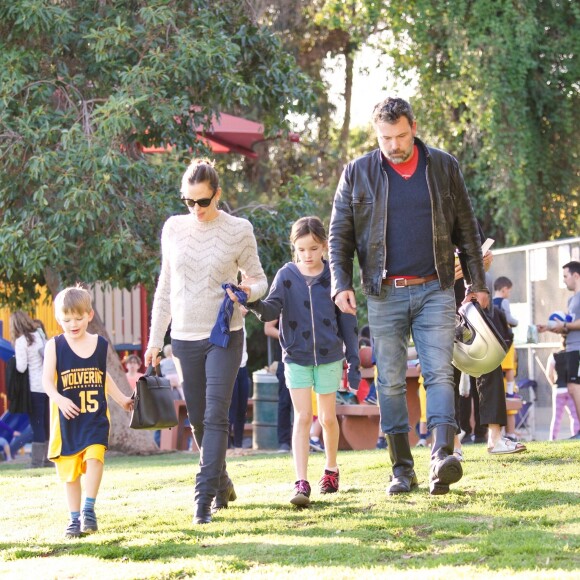 Jennifer Garner et Ben Affleck se retrouvent pour aller encourager leur fils Samuel à un match de football à Brentwood. La petite Seraphina est de la partie, plus tard Ben repart à moto! Le 27 janvier 2018