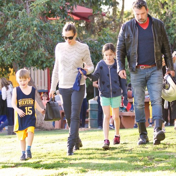 Jennifer Garner et Ben Affleck se retrouvent pour aller encourager leur fils Samuel à un match de football à Brentwood. La petite Seraphina est de la partie, plus tard Ben repart à moto! Le 27 janvier 2018