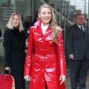 Blake Lively assiste au défilé de mode "Michael Kors Collection", habillée d'un trench-coat en cuir vernis et d'une chemise Michael Kors Collection (collection Transeason 2018), et de souliers Christian Louboutin. New York, le 14 février 2018.