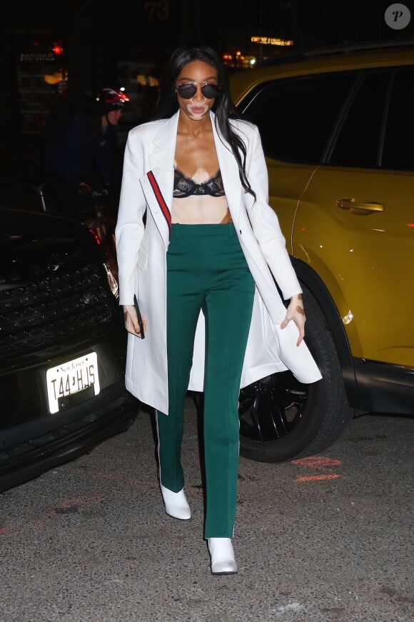 Winnie Harlow arrive aux bureaux Marc Jacobs dans le quartier de Soho, habillée d'un manteau, d'un pantalon et de chaussures CALVIN KLEIN 205W39NYC. New York, le 13 février 2018.