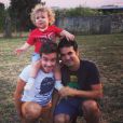 Alex Goude pose avec son mari Romain et leur fils Elliot. Instagram, août 2016