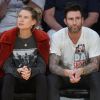 Behati Prinsloo enceinte et son mari Adam Levine assistent au match de basket des Lakers Vs Rockets au Staples Center à Los Angeles, le 3 décembre 2017