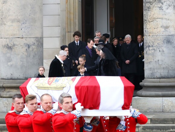 La famille royale danoise et le cercueil du défunt lors des obsèques du prince Henrik de Danemark le 20 février 2018 en l'église du palais de Christiansborg à Copenhague.