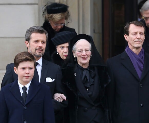 La reine Margrethe II de Danemark entourée de ses fils le prince Frederik et le prince Joachim et de son petit-fils le prince Christian lors des obsèques du prince Henrik de Danemark le 20 février 2018 en l'église du palais de Christiansborg à Copenhague.