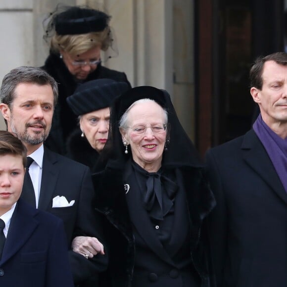 La reine Margrethe II de Danemark entourée de ses fils le prince Frederik et le prince Joachim et de son petit-fils le prince Christian lors des obsèques du prince Henrik de Danemark le 20 février 2018 en l'église du palais de Christiansborg à Copenhague.