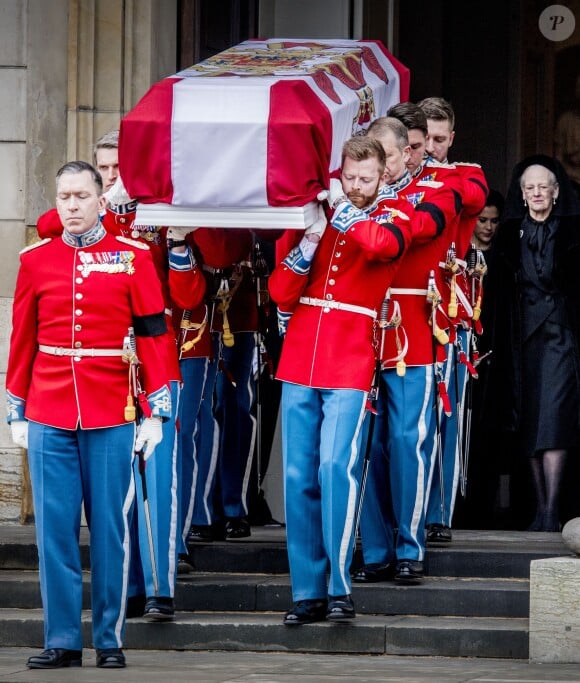 Le cercueil du prince Henrik de Danemark quitte, sous les yeux de la reine Margrethe II et de la famille royale danoise, l'église du palais de Christiansborg à Copenhague le 20 février 2018 lors de ses obsèques. Sa dépouille sera incinérée et ses cendres en partie dispersées dans la mer, l'autre partie inhumée à Fredensborg.